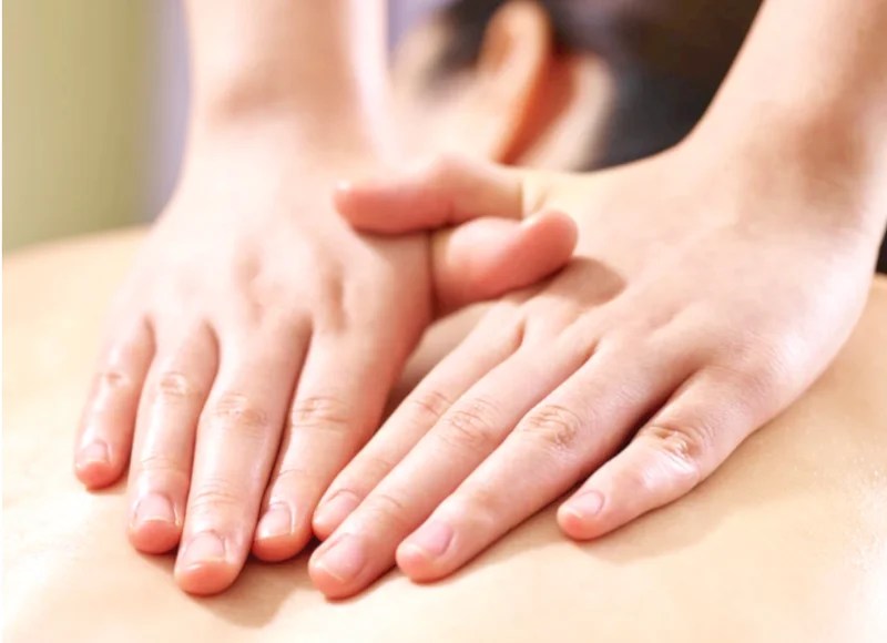 授乳中のママに背中のマッサージがよい3つの理由